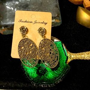 5for15 New rose pattern bronze colored earrings